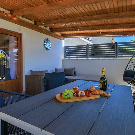 Bezauberndes Nur 450 Meter Zum Mit Aussendusche, Liegen, Meerblick Crikvenica