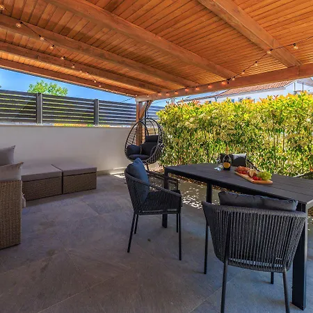 Bezauberndes Nur 450 Meter Zum Mit Aussendusche, Liegen, Meerblick Crikvenica