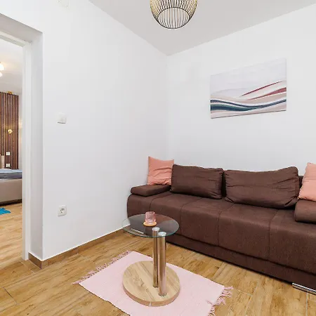 Bezauberndes Nur 450 Meter Zum Mit Aussendusche, Liegen, Meerblick Crikvenica