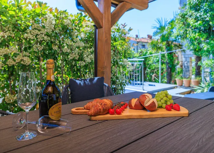 Appartement Bezauberndes Nur 450 Meter Zum Mit Aussendusche, Liegen, Meerblick Crikvenica