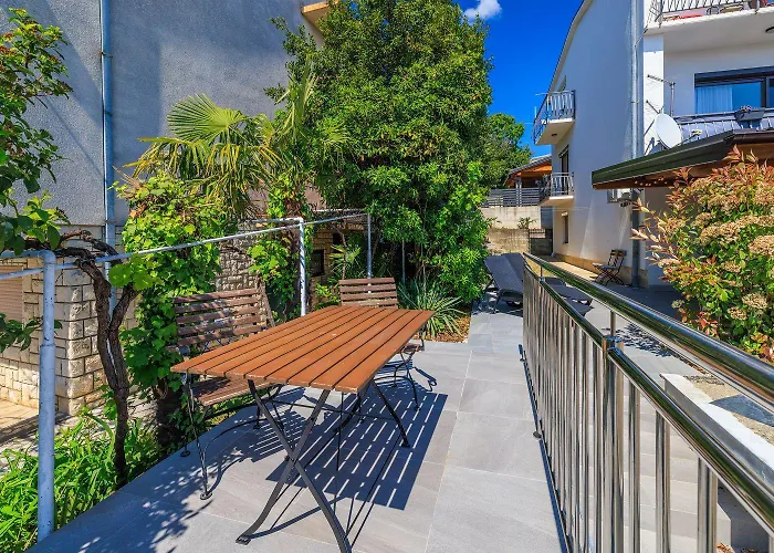 Appartement Bezauberndes Nur 450 Meter Zum Mit Aussendusche, Liegen, Meerblick Crikvenica